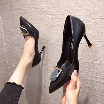 Дамски обувки на висок ток с остър пръсти 2023 г., нови дамски обувки на висок ток, украсени с метал, нисък и удобен ток за банкет, дамски обувки на висок ток
