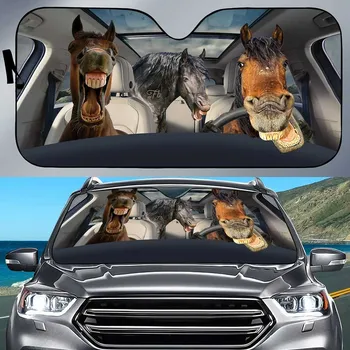 Забавен козирка от слънцето в предното стъкло на колата, усмивка кон, предното стъкло на колата, Конят зад волана на автомобила,
