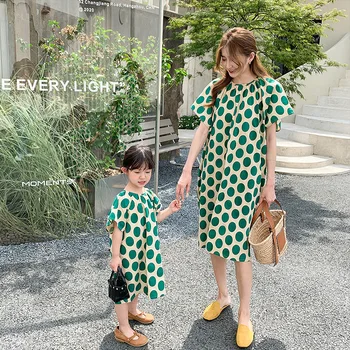 Лятото свободно рокля на точки без ръкави за майки и момичета, е един и същ дрехи за семейството, памучни рокли